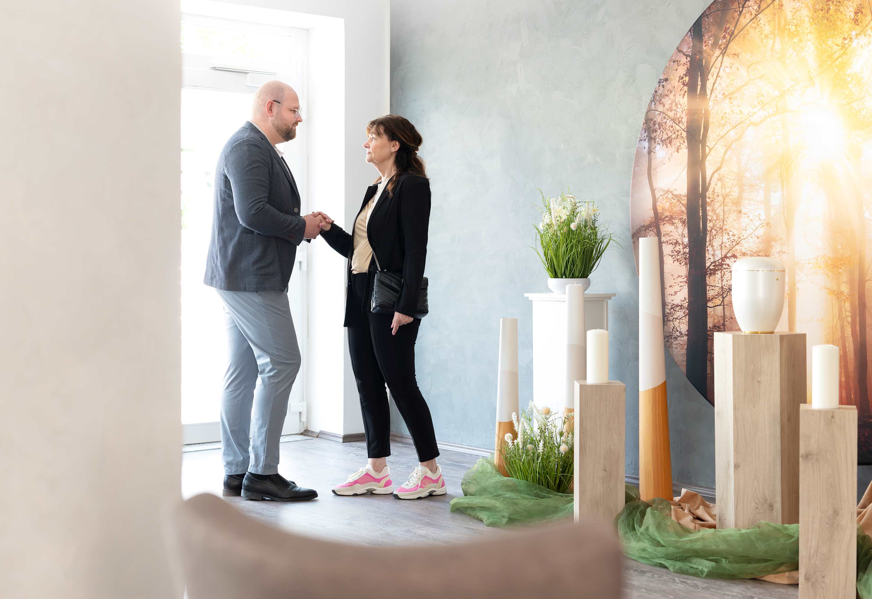 Maiko Maaz berät Kundin einfühlsam zur Bestattungsvorsorge in Dortmund im persönlichen Gespräch im Beratungsraum